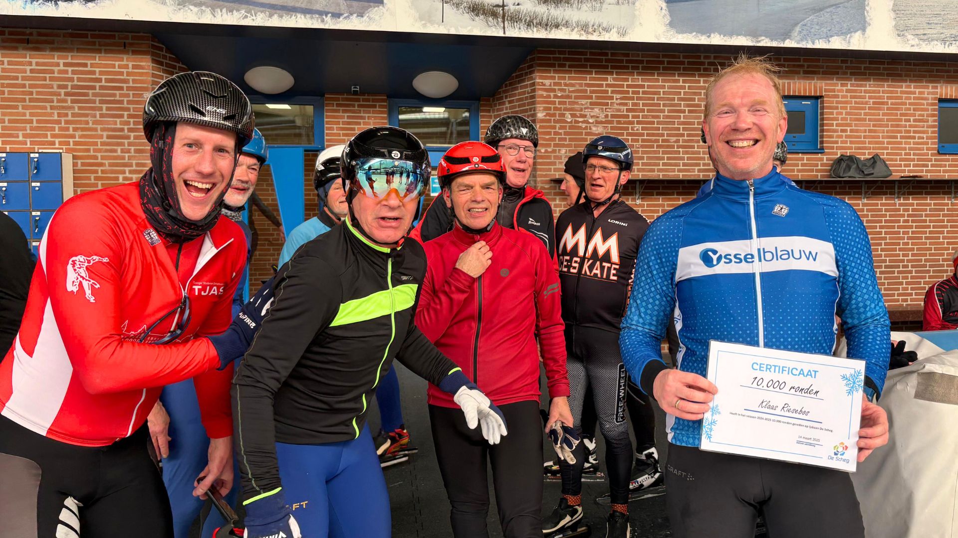 Klaas Riesebos schaatst 10000 rondes op IJsbaan De Scheg in Deventer